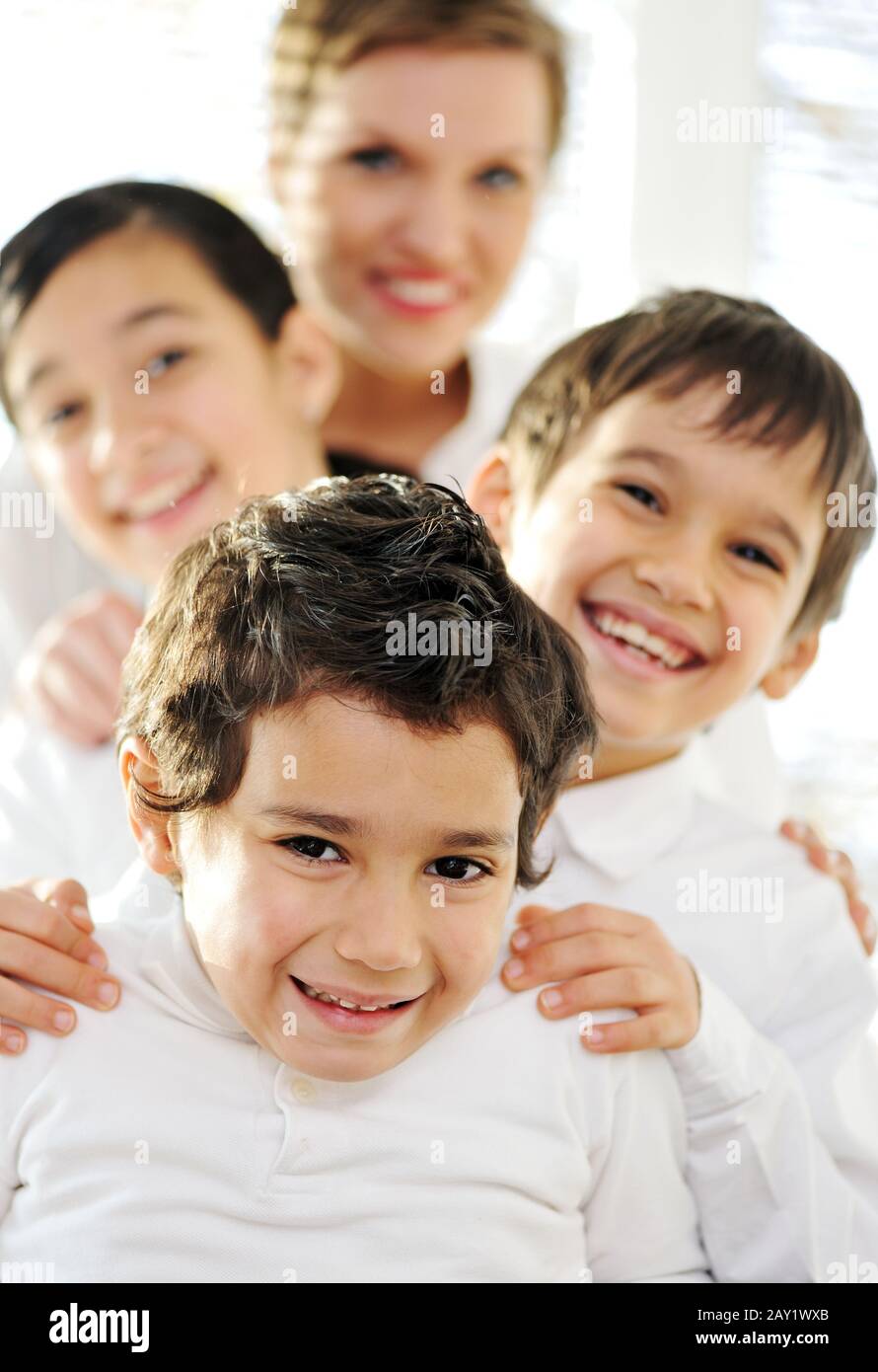 Mère et enfants à la maison Banque D'Images