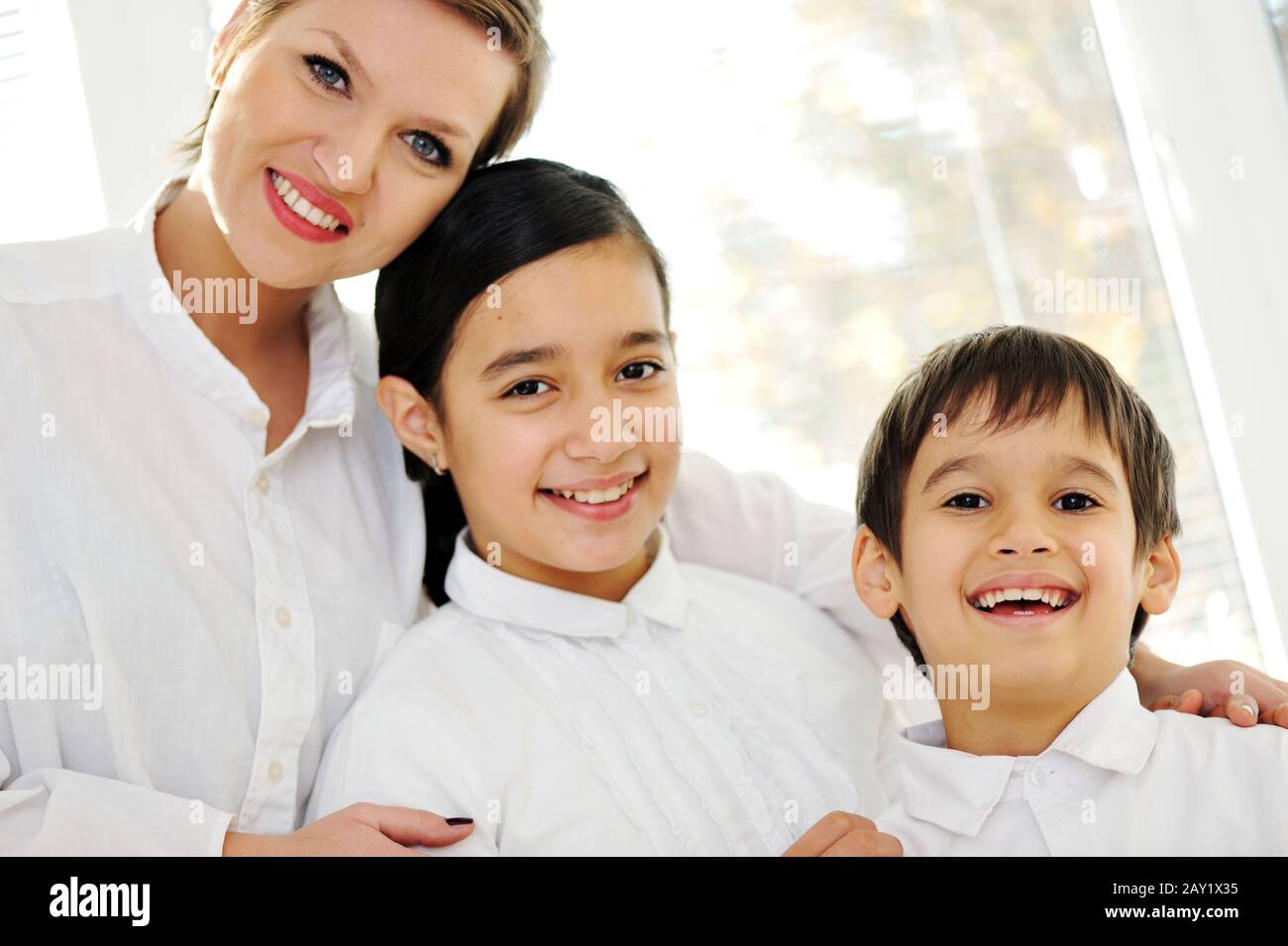 Mère et enfants à la maison Banque D'Images