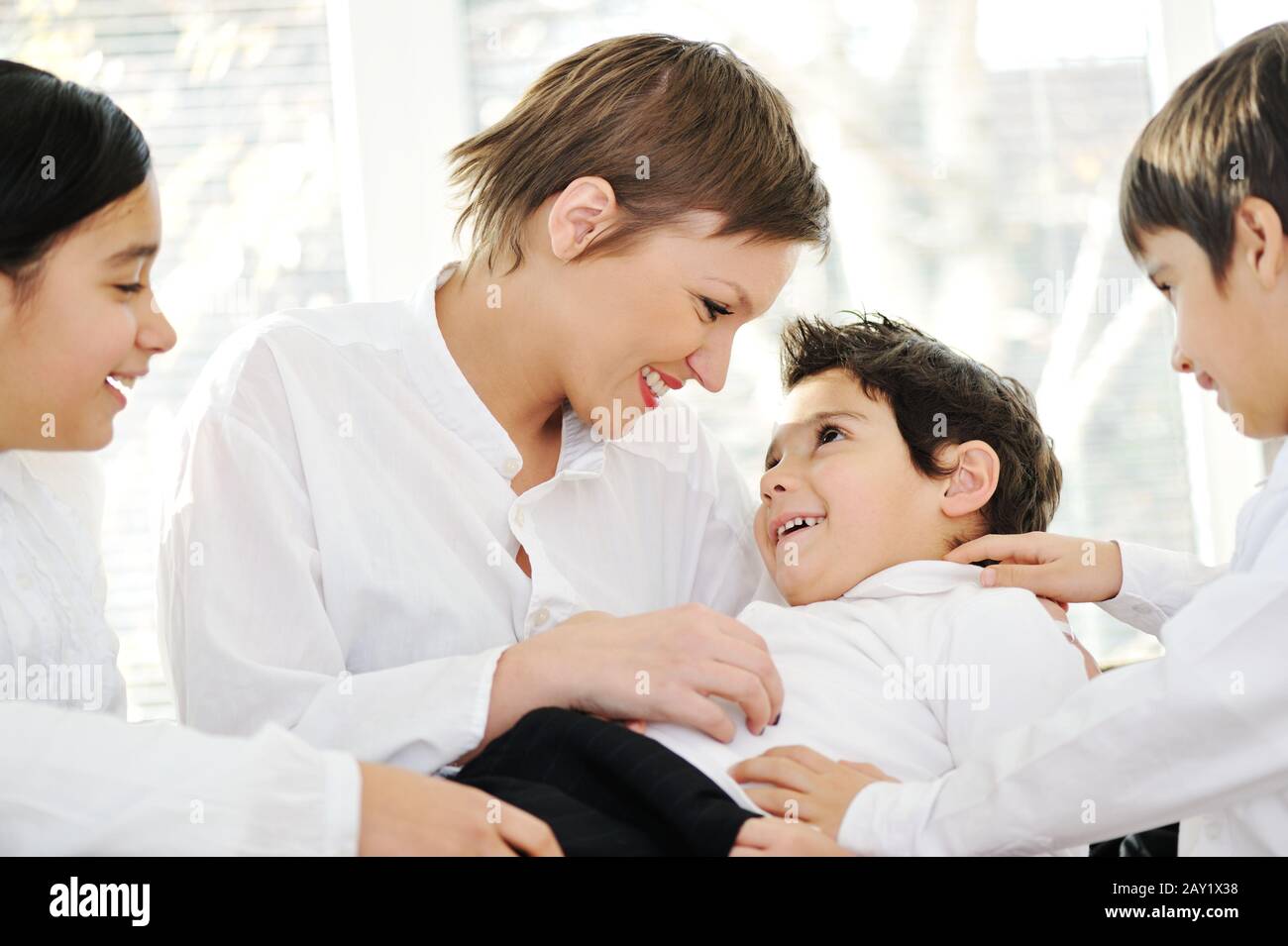 Mère et enfants à la maison Banque D'Images