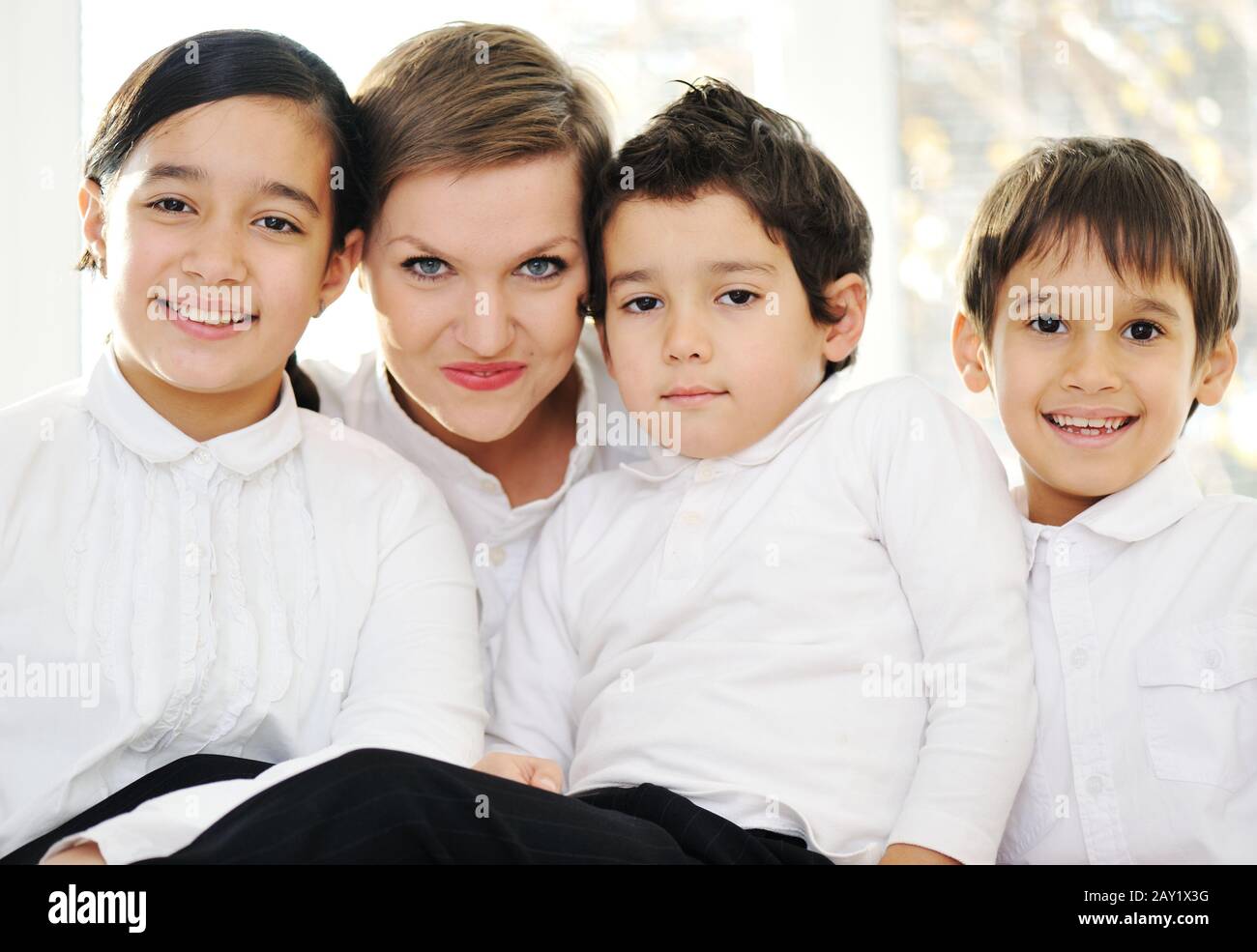 Mère et enfants à la maison Banque D'Images