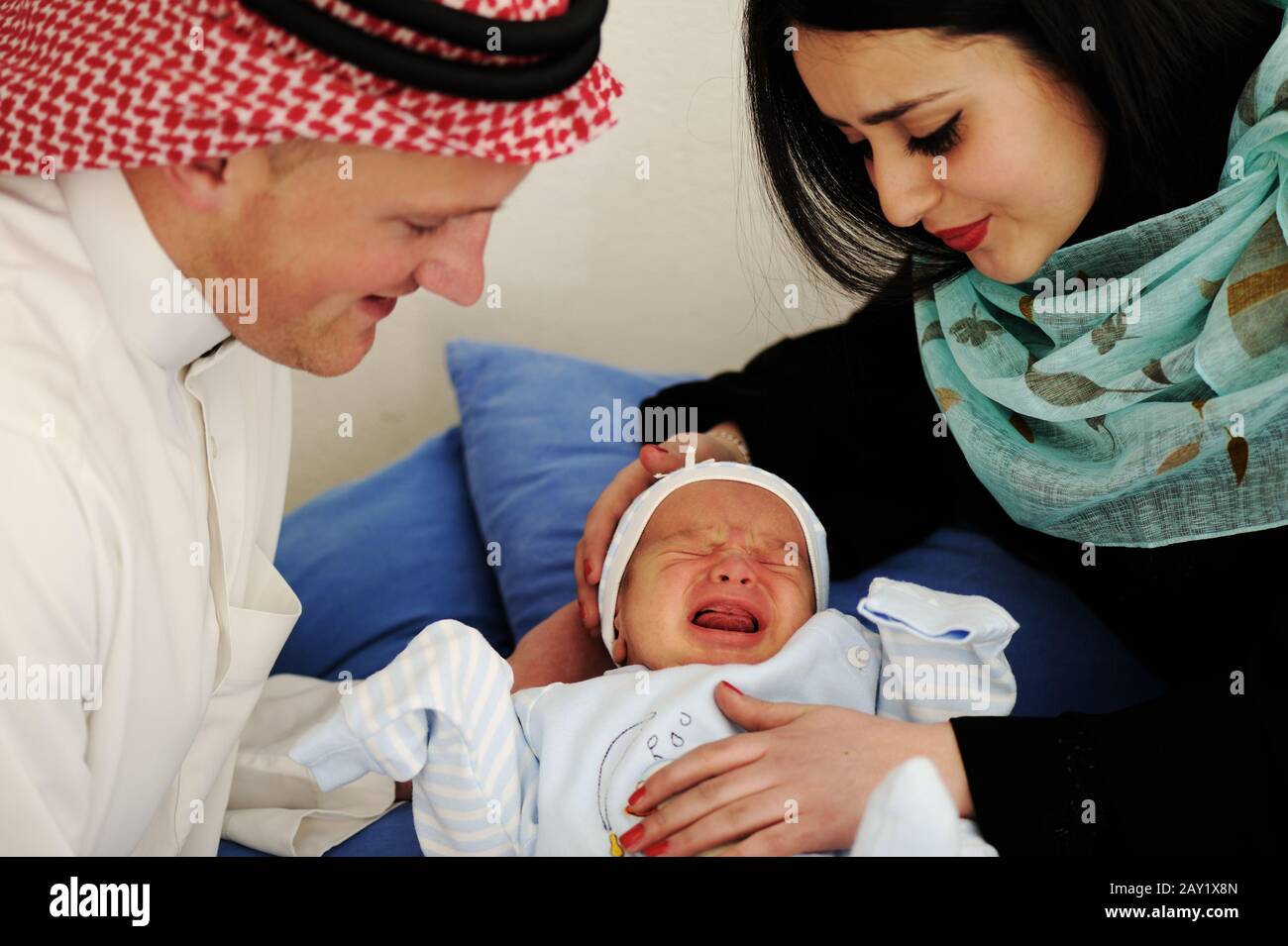 Couple Musulman Arabe Avec Nouveau Bebe A La Maison Photo Stock Alamy