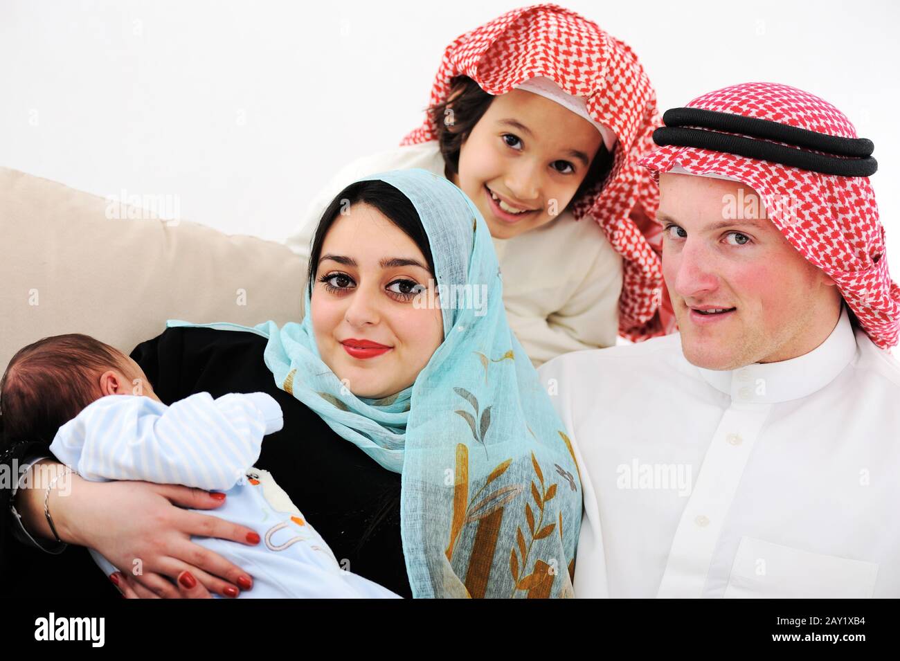 Jeune famille avec nouveau bébé à la maison Banque D'Images