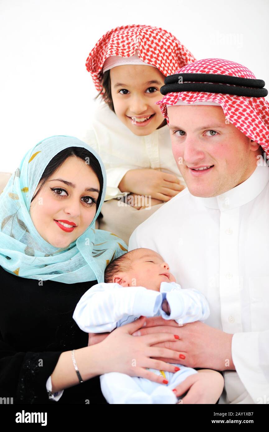 Jeune famille avec nouveau bébé à la maison Banque D'Images