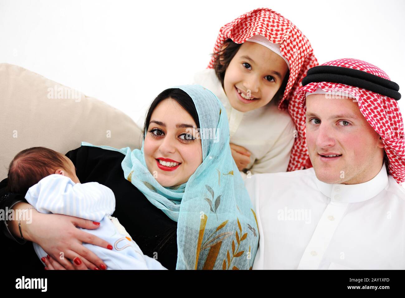 Jeune famille avec nouveau bébé à la maison Banque D'Images