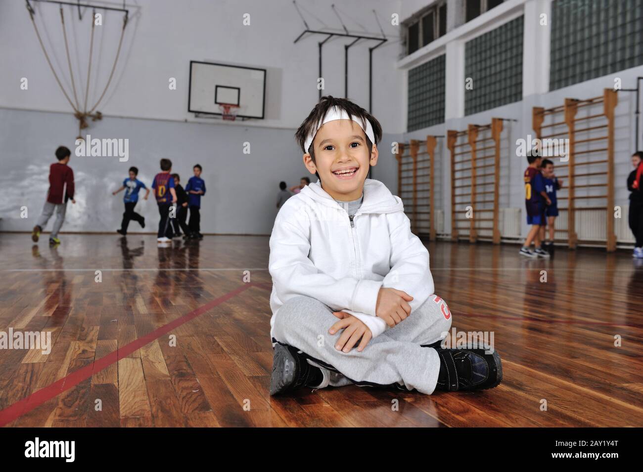 L'équipe de l'enfant joue au basketball ensemble dans une salle de sport en  éducation physique Photo Stock - Alamy