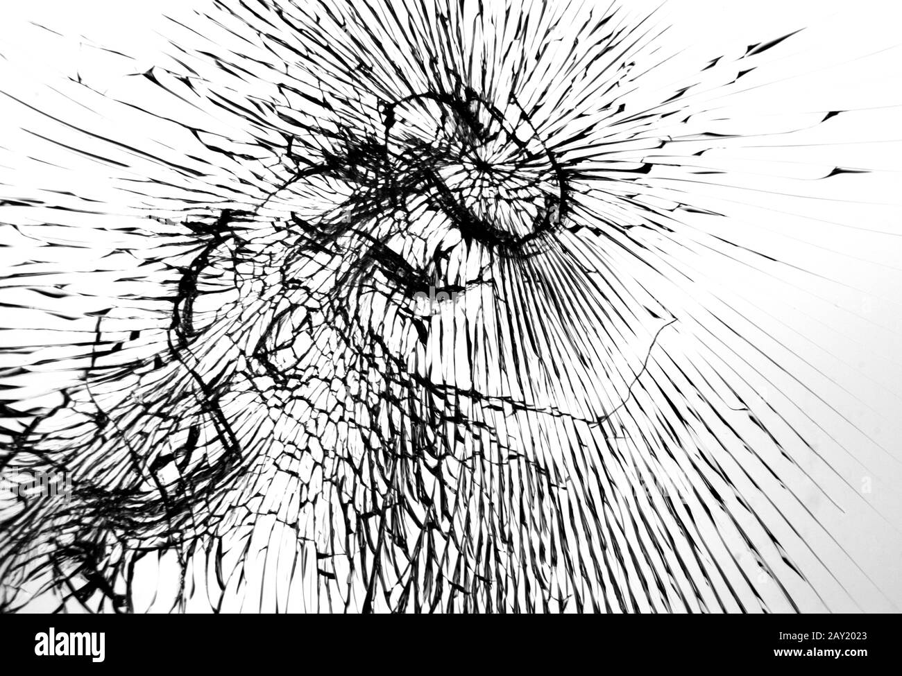 Fissures sur le verre cassé sur fond blanc. Banque D'Images