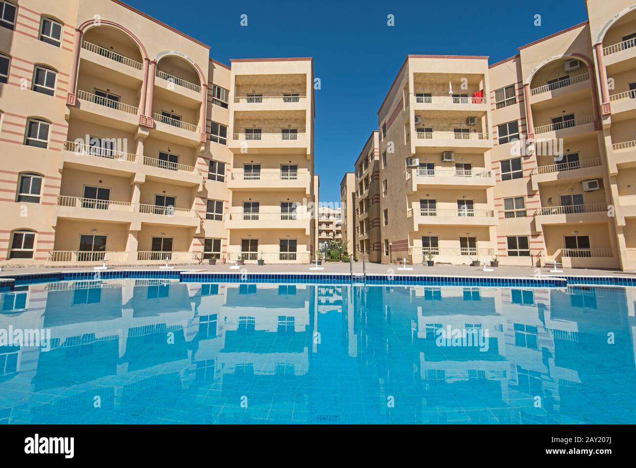 Grande piscine avec dans un complexe d'appartements tropicaux de luxe Banque D'Images