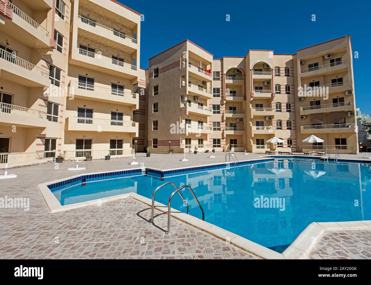 Grande piscine avec dans un complexe d'appartements tropicaux de luxe Banque D'Images