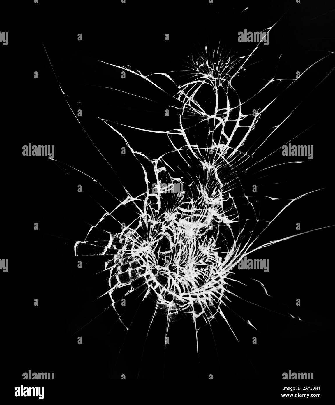 Verre cassé avec fissures sur fond noir. Soufflez sur la vitre protectrice du smartphone. Banque D'Images