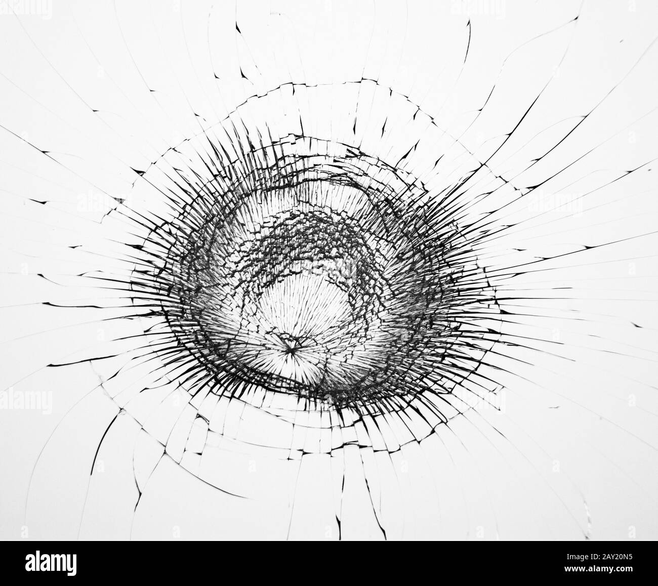 Smartphone fissuré en verre cassé avec fissures. Fissures isolées sur fond blanc. Banque D'Images