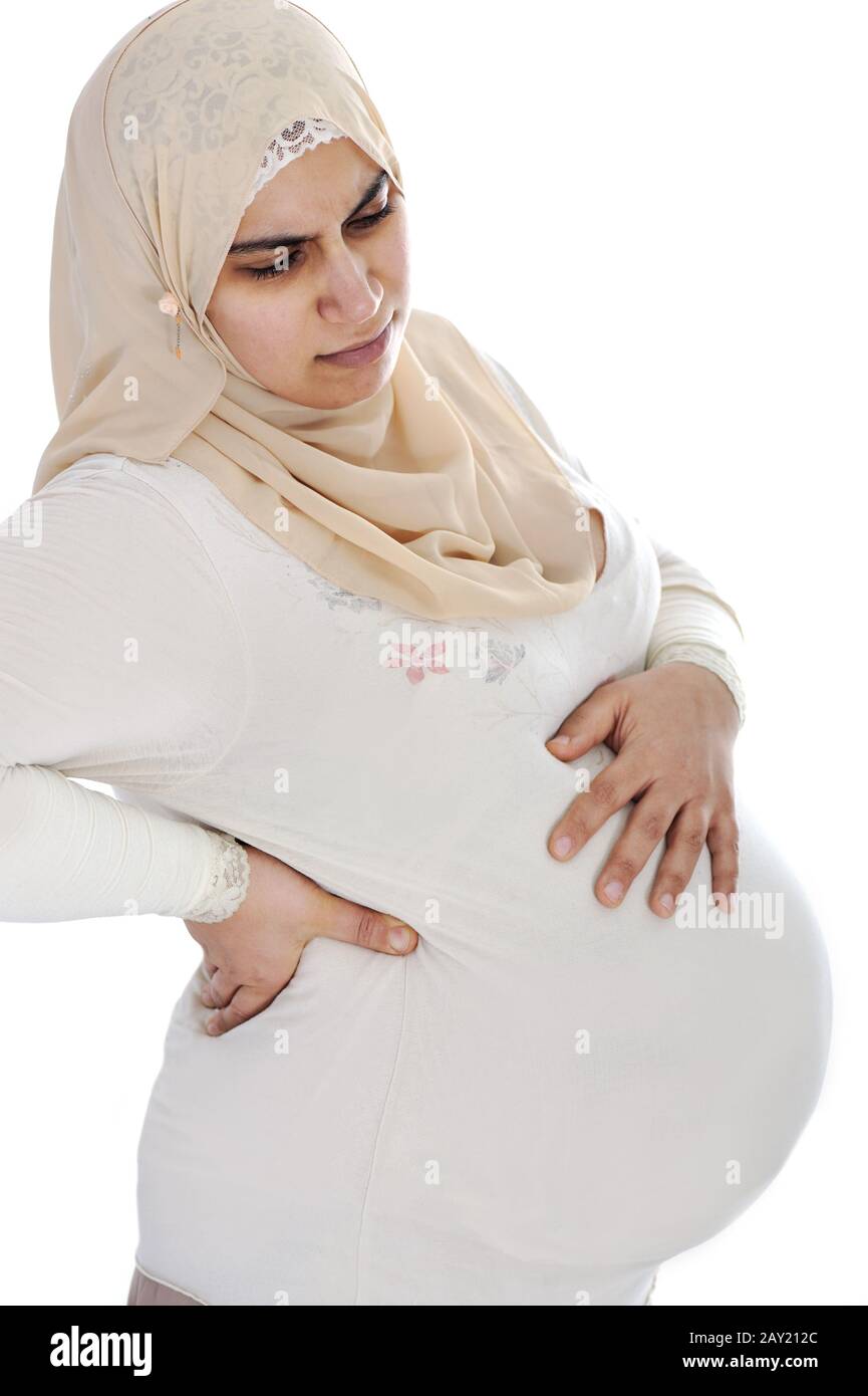 Femme musulmane arabe enceinte avec douleur dans le dos Photo Stock - Alamy