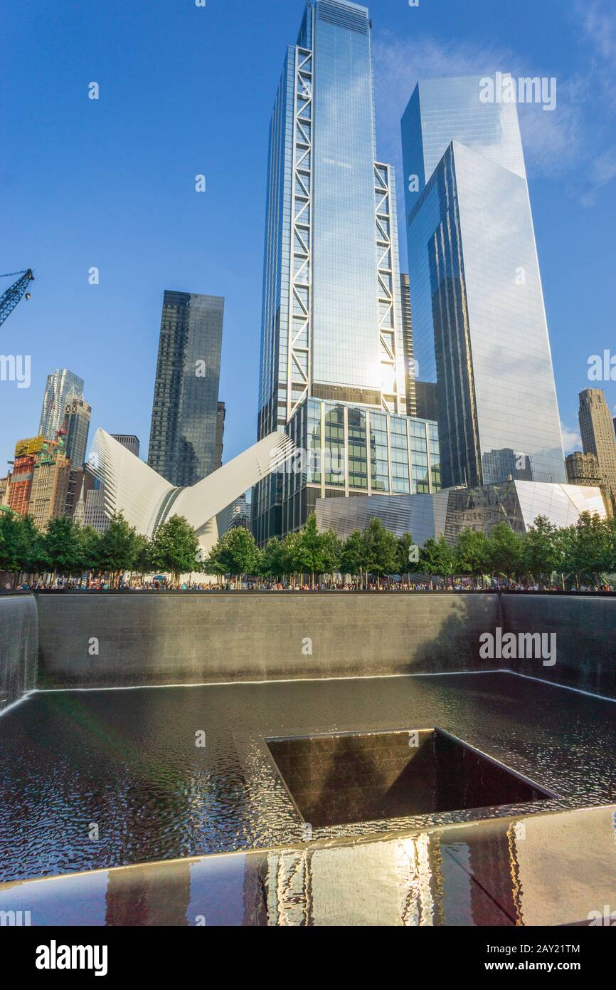 New York, États-Unis - 20 août 2018 : vue sur le World Trade Center Memorial et le gratte-ciel environnant à Lower Manhattan, New York City Banque D'Images