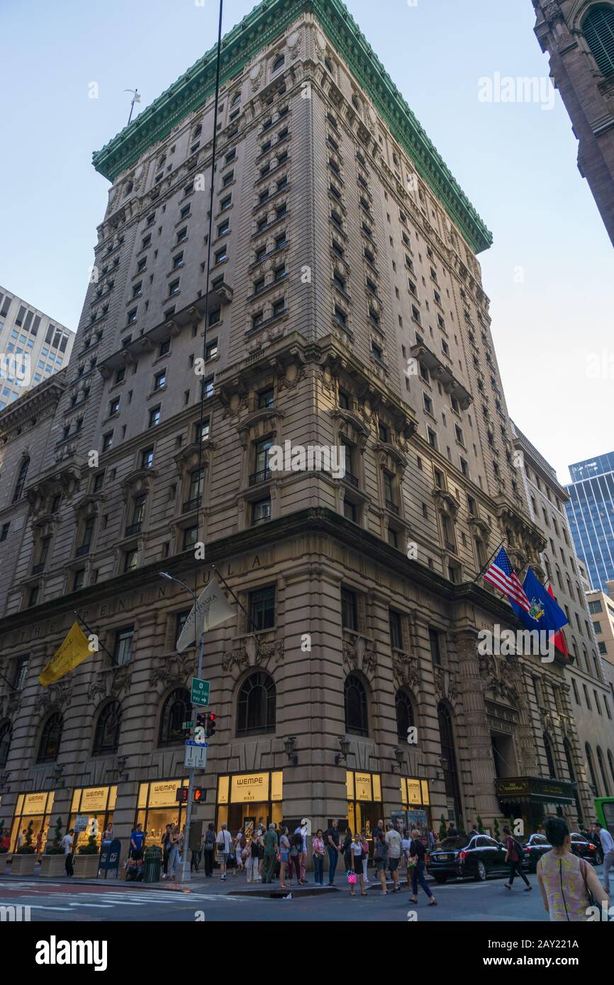 New York, États-Unis - 20 août 2018 : la péninsule de New York est un hôtel de luxe historique situé à l'angle de la Cinquième Avenue et de la 55ème rue. Banque D'Images