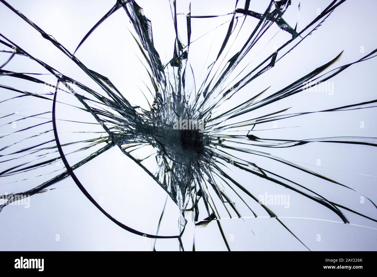 Fissures sur les lignes de verre cassé. La texture de l'impact et la destruction de la fenêtre. Banque D'Images