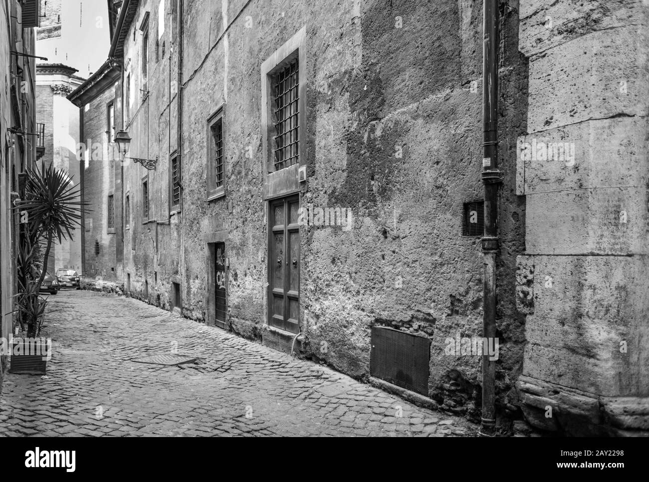 Image monochrome drab de l'arrière-rue de Rome Banque D'Images