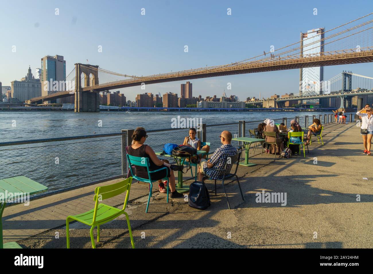 New York, États-Unis - le 20 août 2018 : extérieur à New York New York Brooklyn Bridge Park avec de nombreuses personnes sur la promenade sur la rivière est, ville Banque D'Images