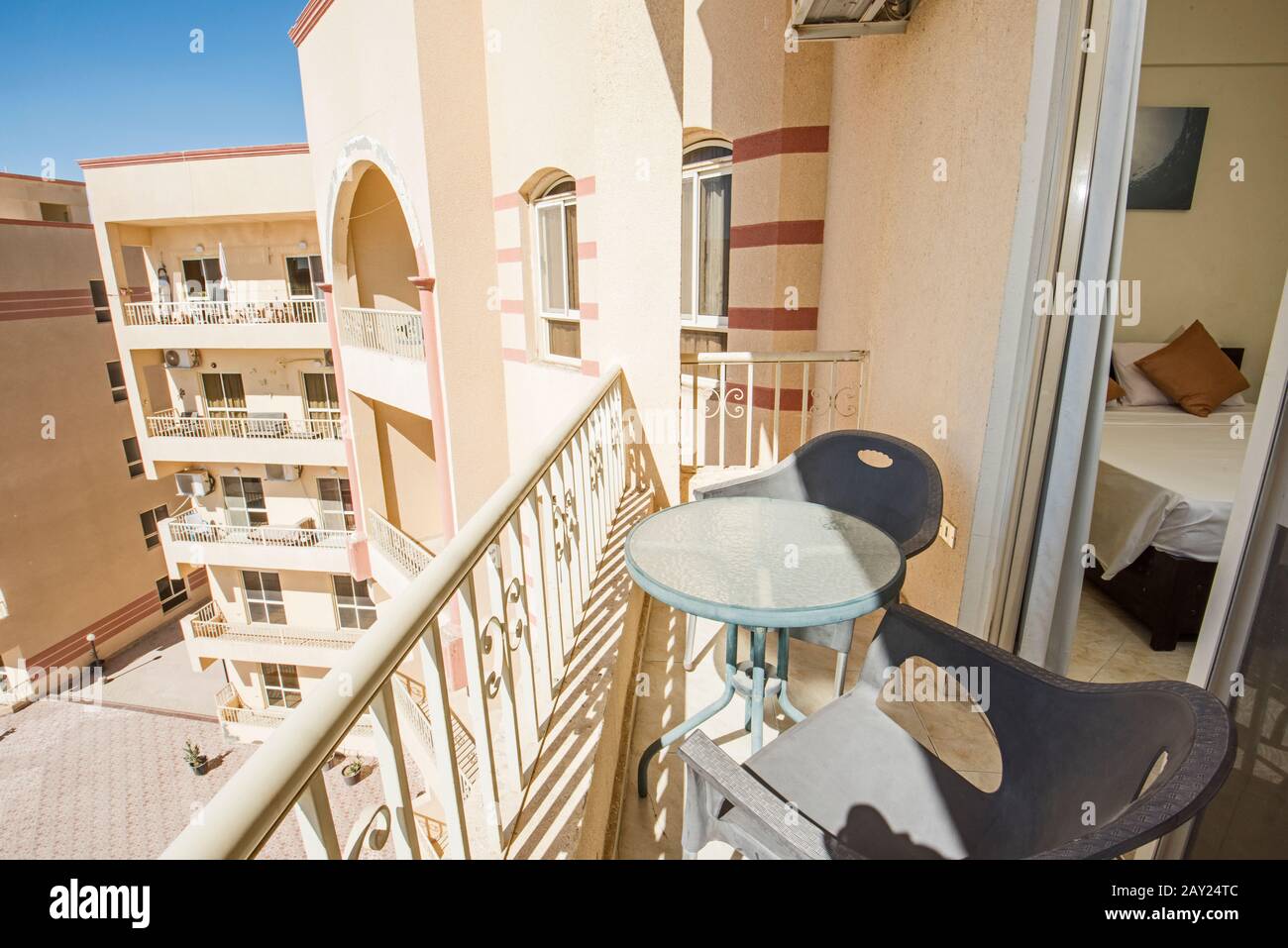 Meubles de terrasse d'un appartement de luxe dans un complexe tropical avec meubles et chambre à coucher Banque D'Images