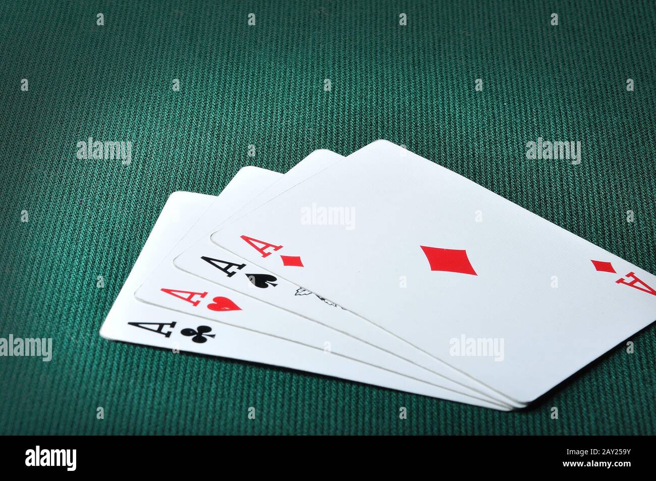 Quatre as dans le casino sur fond vert Banque D'Images