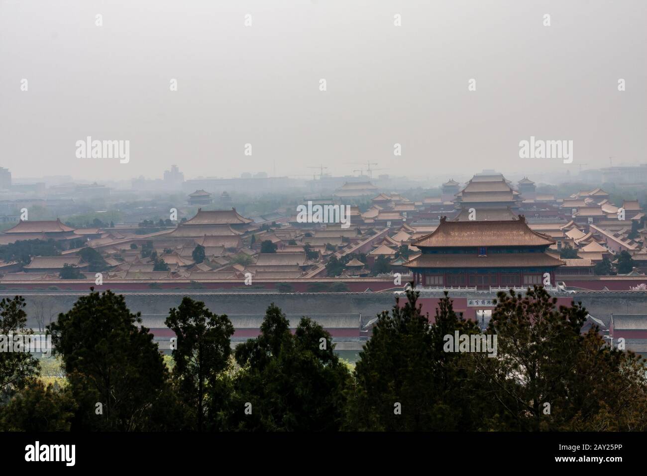 La Cité Interdite vue sur le parc Jingshan lors d'une journée de smoggy, Pékin Banque D'Images