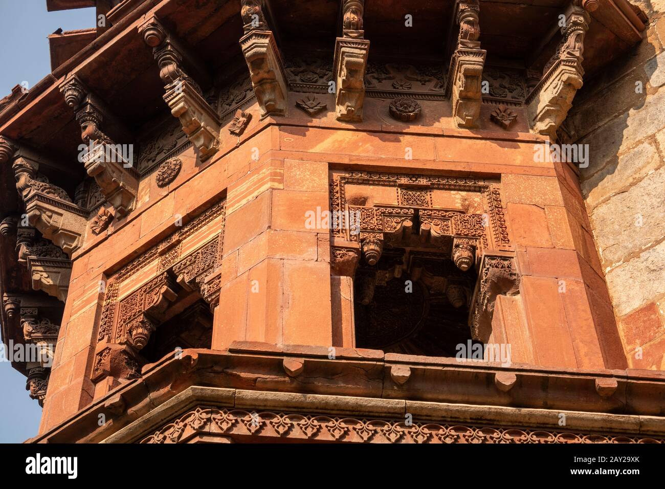 Inde, Uttar Pradesh, New Delhi, Purana Qila, ancien fort de l'ère Mughal, Qila-e-Kuhna Masjid, Mosquée construite par Sher Shah sur en 1541 à partir de sable rouge et jaune Banque D'Images