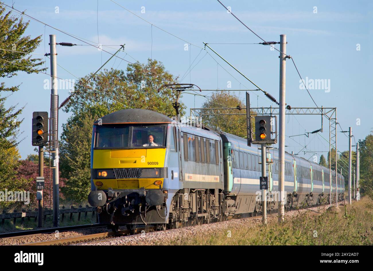 Une locomotive électrique de classe 90 numéro 90009 travaillant un service National Express East Anglia à Marks Tey sur le Grand Mainline de l'est. Banque D'Images