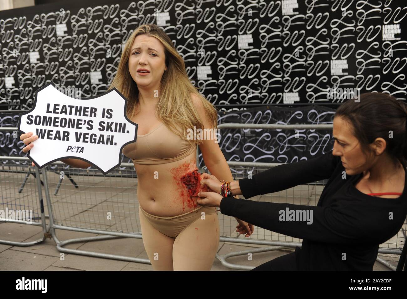 Londres, Royaume-Uni. 14 février 2020. Manifestation de Peta à la London Fashion week dans le Strand. Crédit: Johnny ARMSTEAD/Alay Live News Banque D'Images