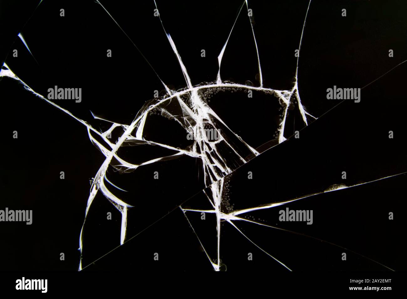 La texture du verre brisé avec des fissures. Fissures sur l'écran du smartphone à l'impact. Concept de conception. Banque D'Images