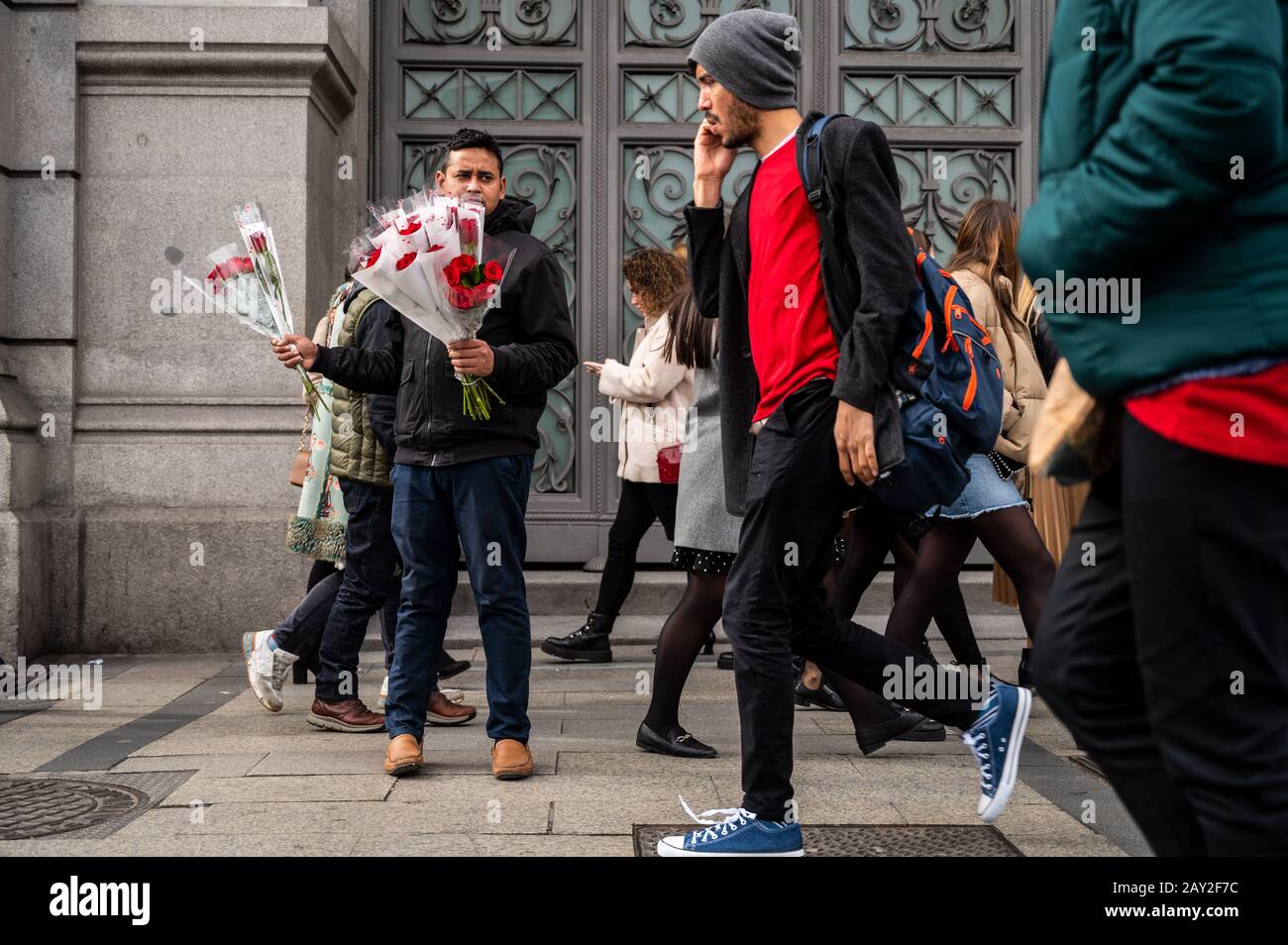 Madrid, Espagne. 14 février 2020. Un vendeur de rue essayant de vendre des roses sur la place Cibeles pour la Saint-Valentin. Crédit: Marcos Del Mazo/Alay Live News Banque D'Images