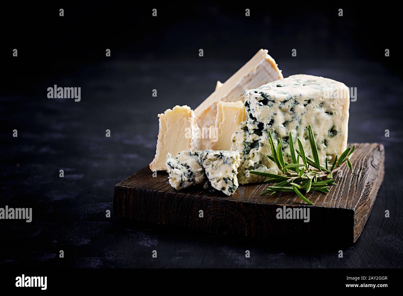 Fromage sur planches en bois. Camembert et dorlu sur fond en bois. Produits laitiers Banque D'Images