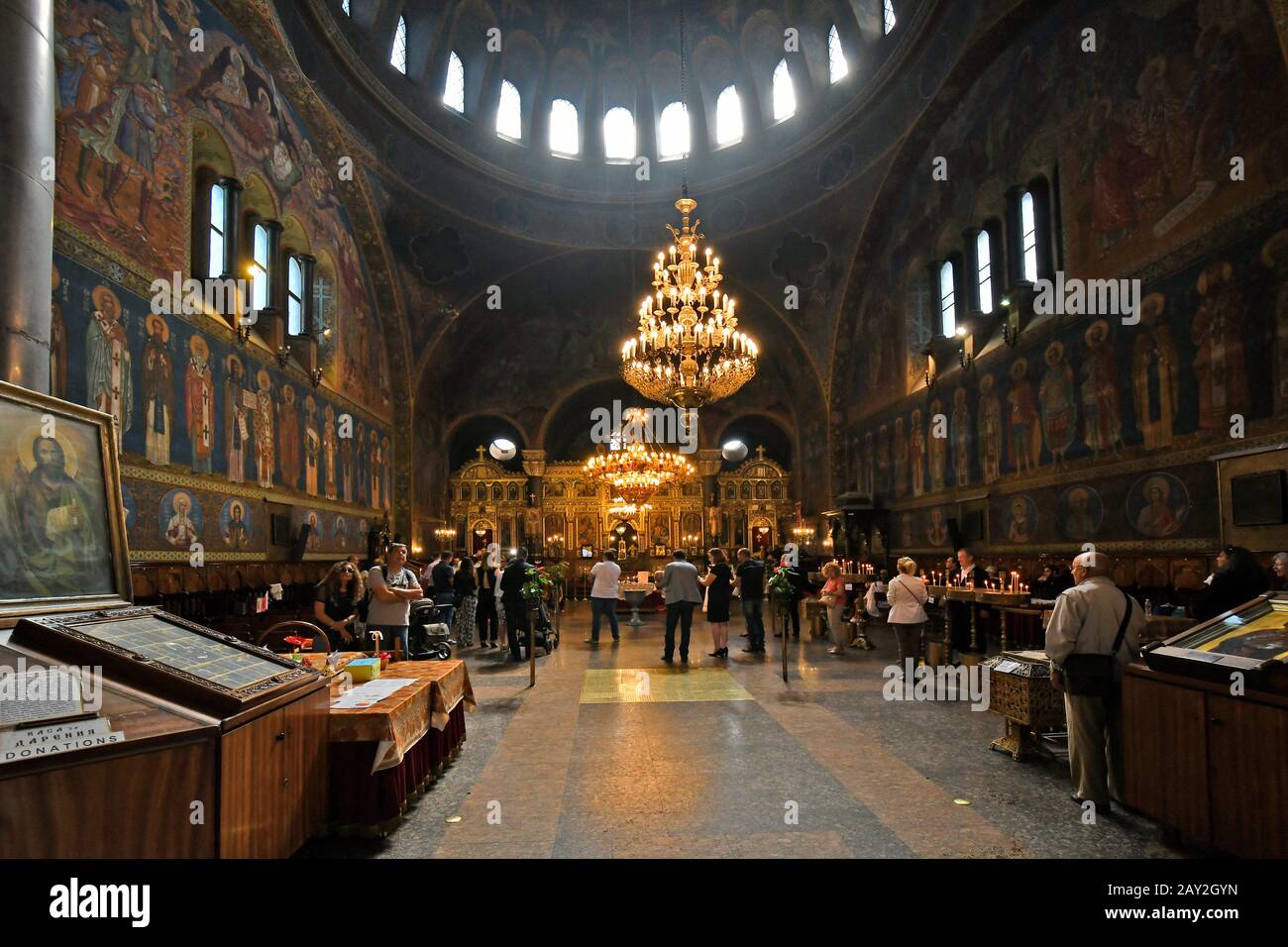 Sofia, Bulgarie - 16 juin 2018 : personnes non identifiées à l'intérieur de l'église orthodoxe de Saint Nedelya par cérémonie baptismale Banque D'Images