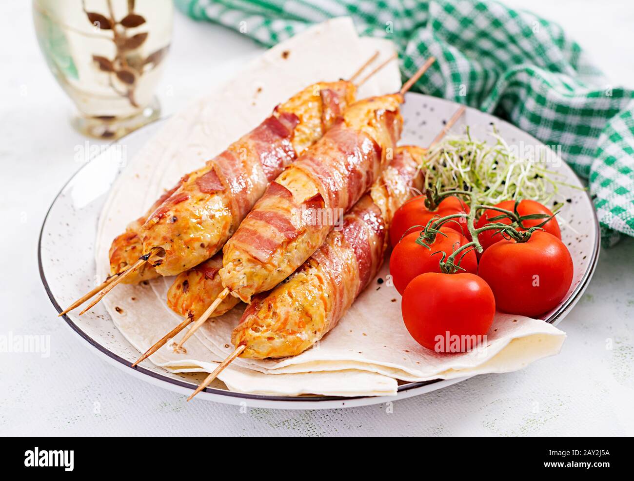 dinde grillée (poulet) de Lula kebab hachée avec citrouille enveloppée dans du bacon sur plaque. Banque D'Images