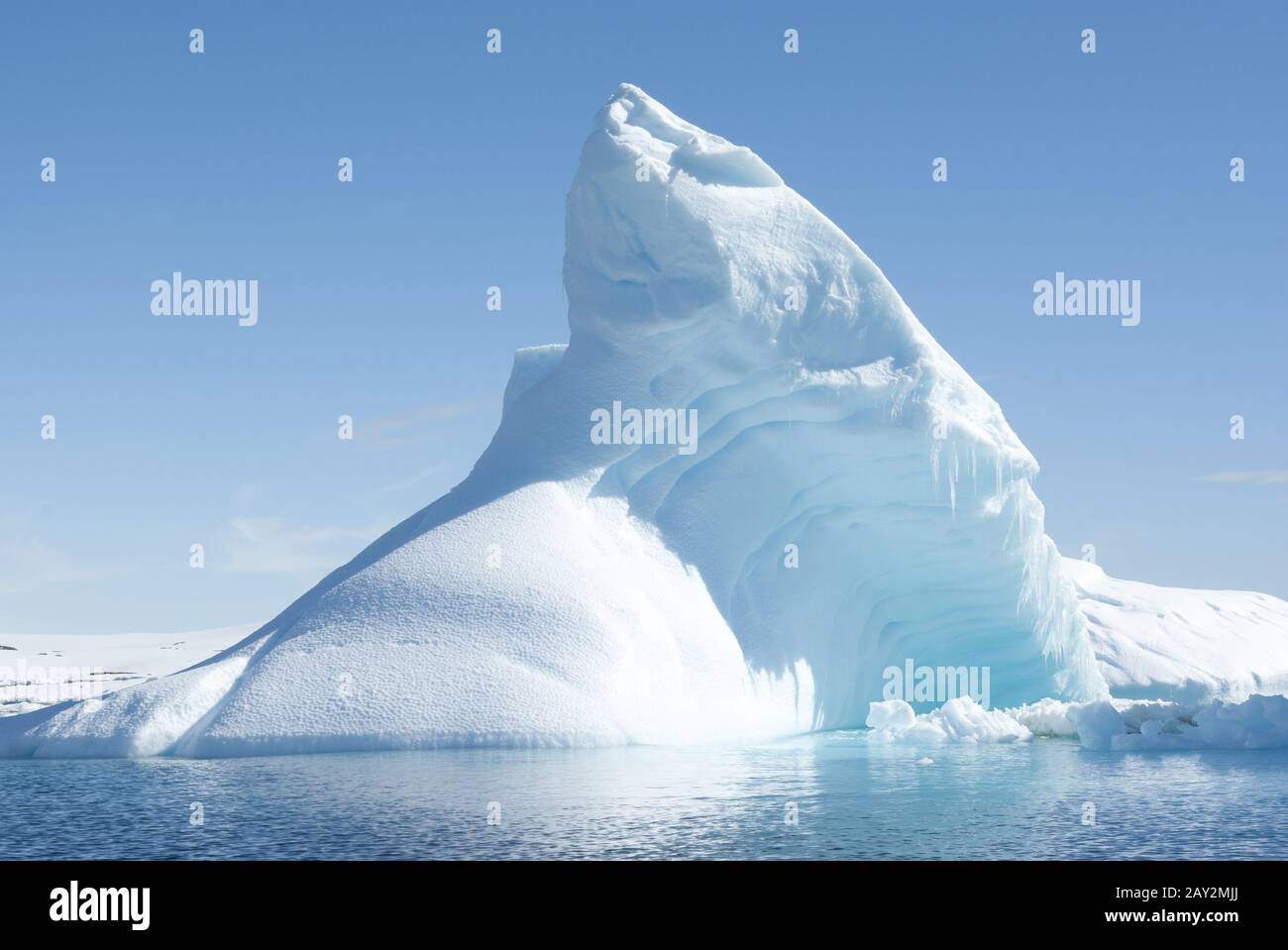 Icebergs dans l'éblouissement solaire. Banque D'Images