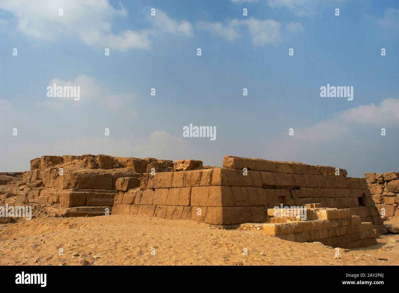 Egypte. Vieux Royaume. 4ème ou 5ème dynastie. 24ème-26ème siècle av. J.-C.. Ruines d'un Mastaba, type de tombe sous forme d'un toit plat rectangulaire. Complexe pyramidal de Gizeh. Banque D'Images