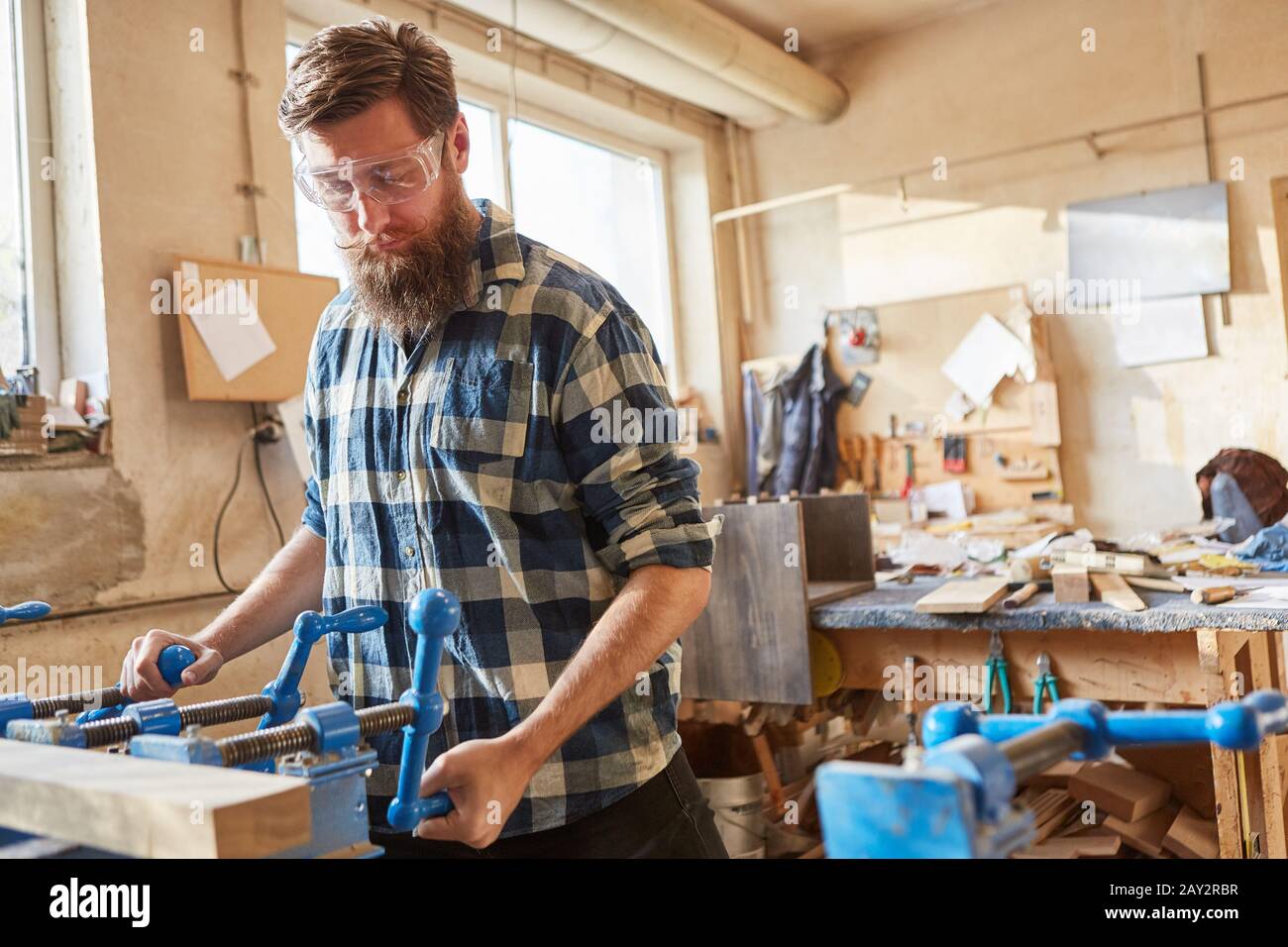 Carpenter travaille comme fabricant de meubles sur une pièce à bois dans la menuiserie Banque D'Images
