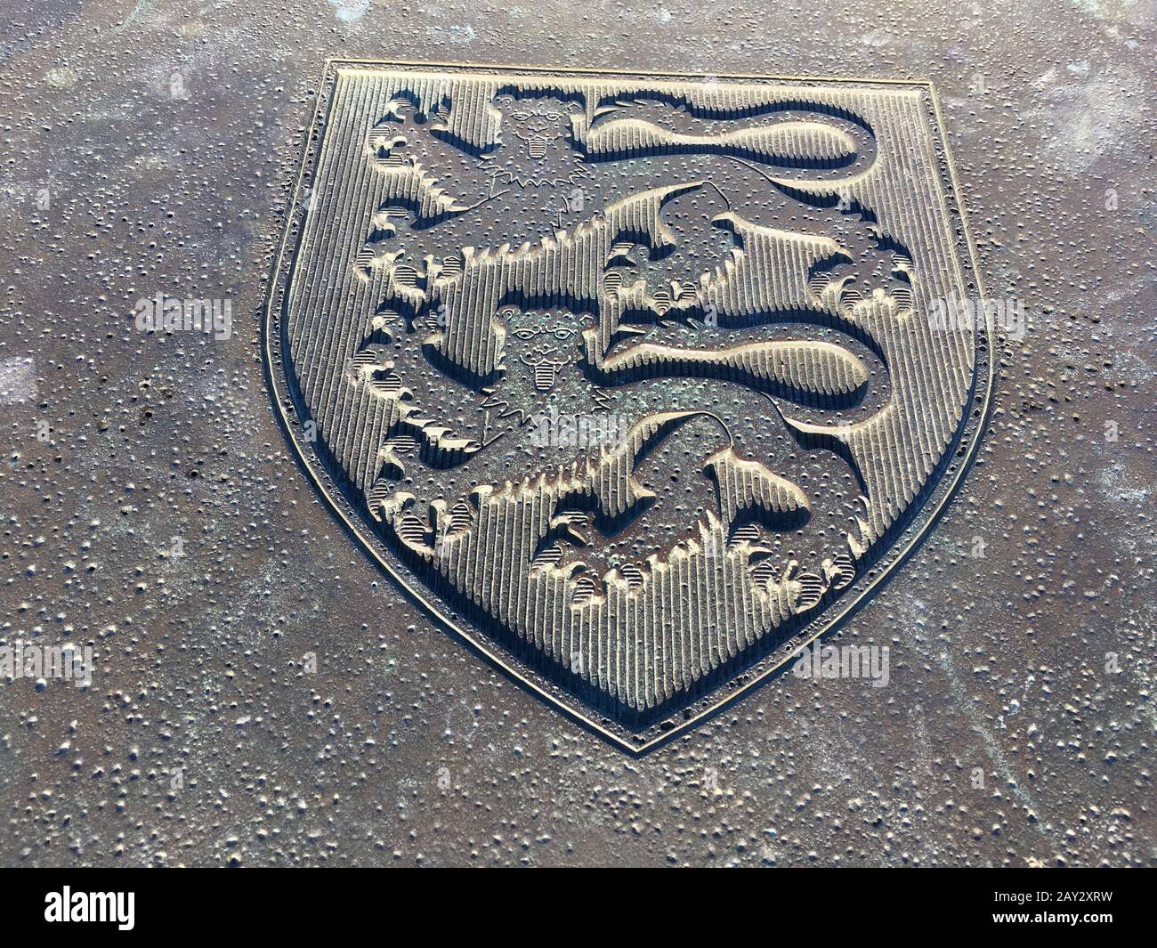 c'est une photo de la crête de normand ou des armoiries sur le sol dans la rue ou le trottoir. Il a les 2 lions ou les formes de léopard Banque D'Images