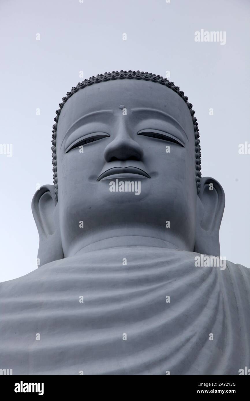C'est une photo de la tête d'une statue de Bouddha c'est sourire avec les yeux fermés Banque D'Images