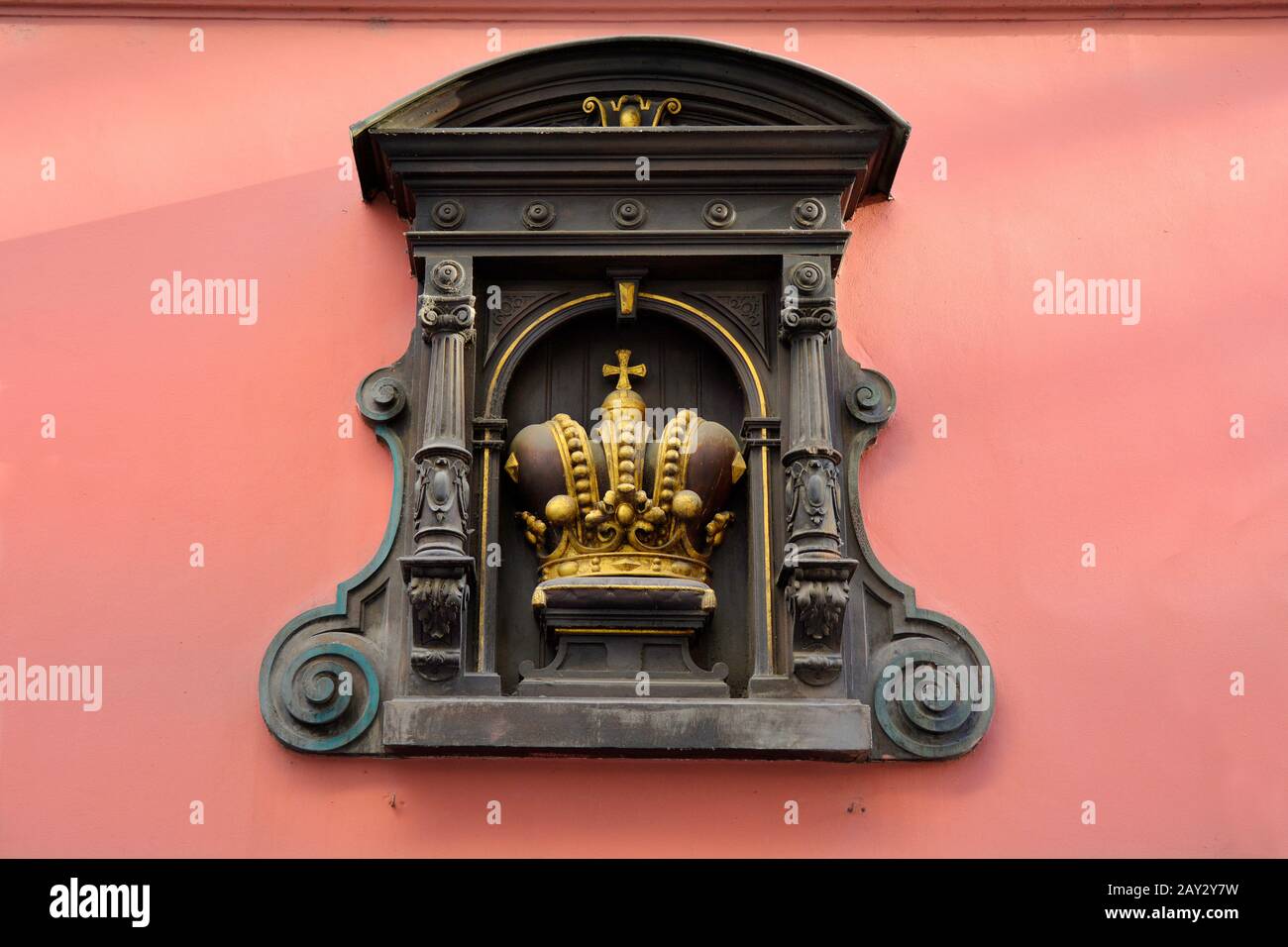 Prague, République tchèque - sculpture avec couronne sur façade d'un bâtiment Banque D'Images
