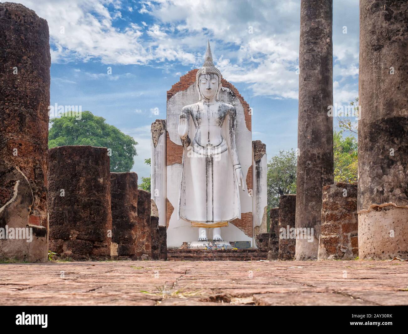 Magnifique statue de bouddha à Chan Palace, province de Phitsanulok, Thaïlande. Visage calme et paisible de culte statue de bouddha illuminée. Bouddis Banque D'Images