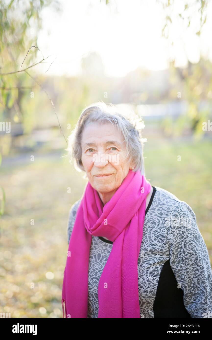 Senior woman looking at camera Banque D'Images