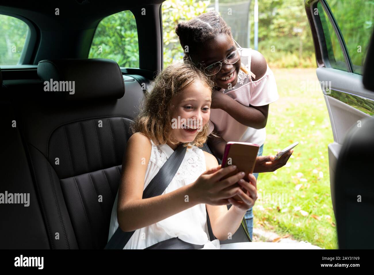 Filles regardant le smartphone Banque D'Images