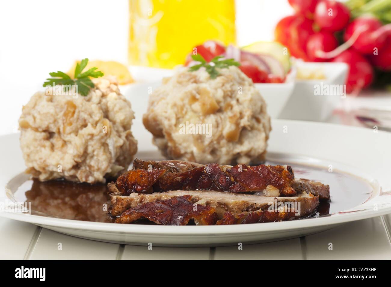 Rôti de porc bavarois avec boulettes Banque D'Images