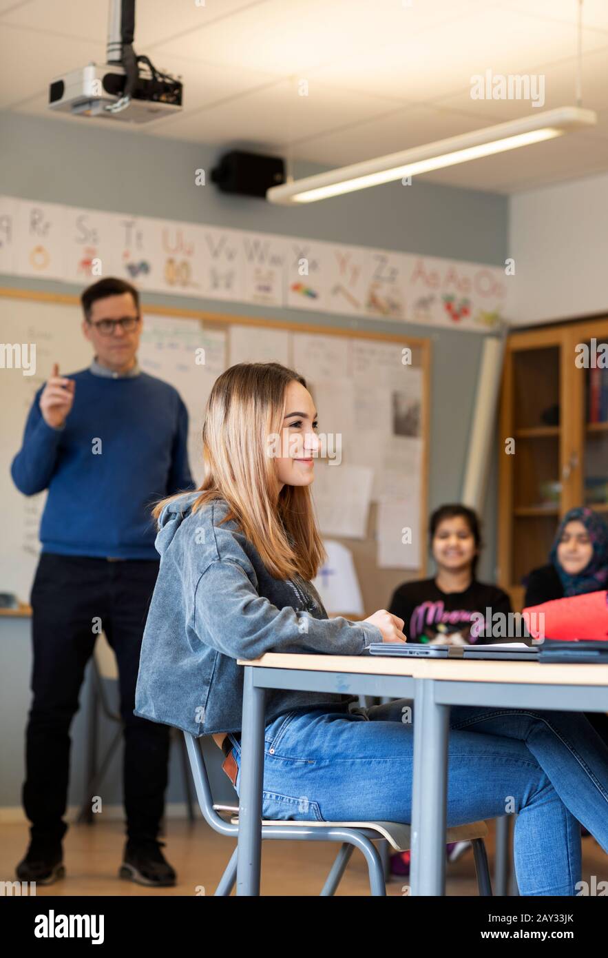 Teenage girl in classroom Banque D'Images