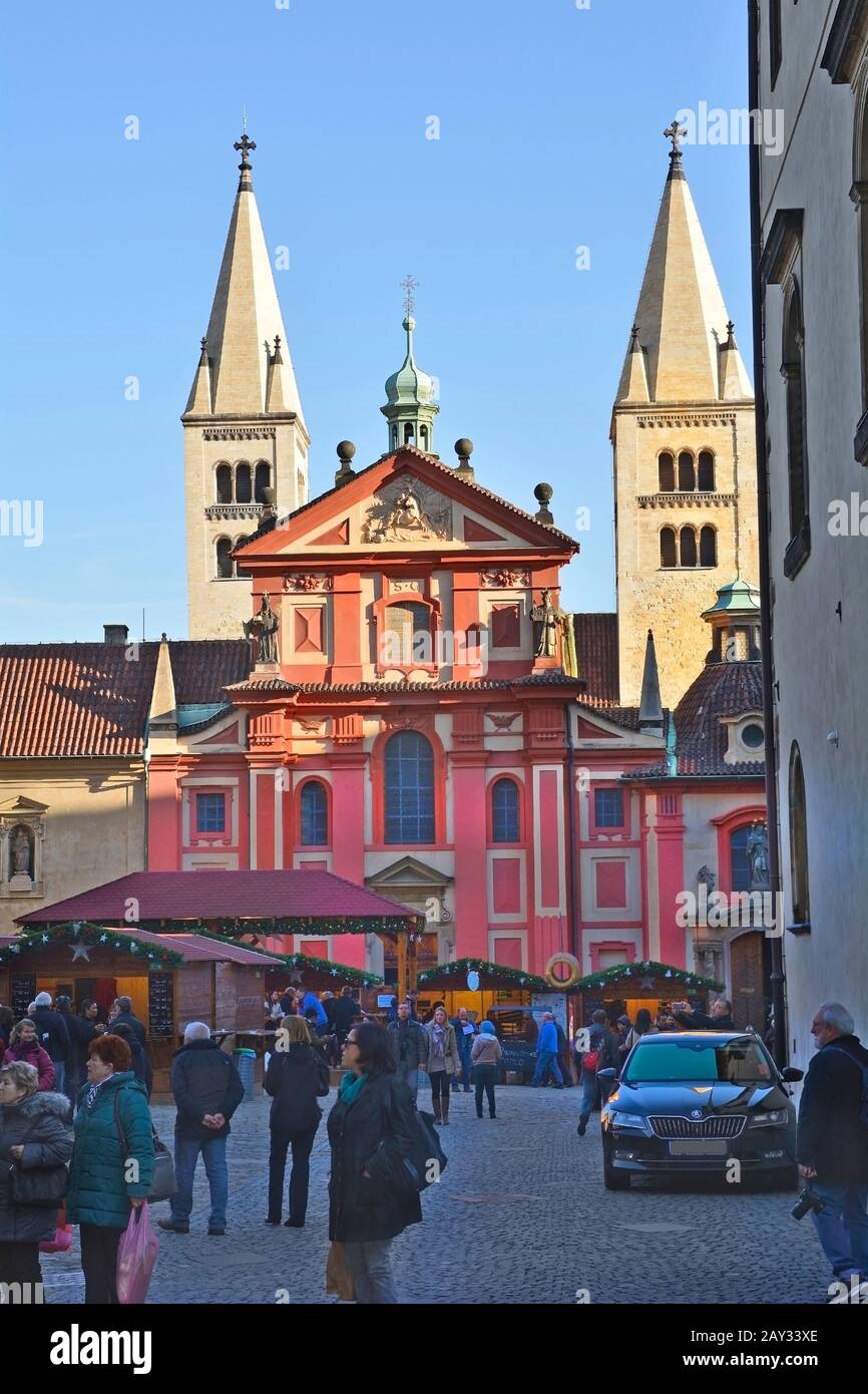 Prague, République tchèque - 3 décembre 2015 : marché de Noël et de personnes non identifiées devant le couvent Saint George Banque D'Images