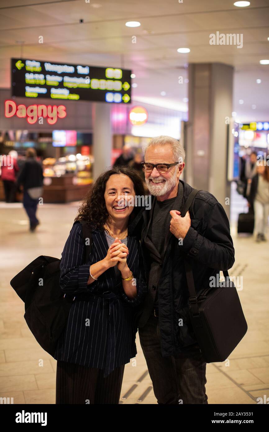 Couple heureux à la gare Banque D'Images