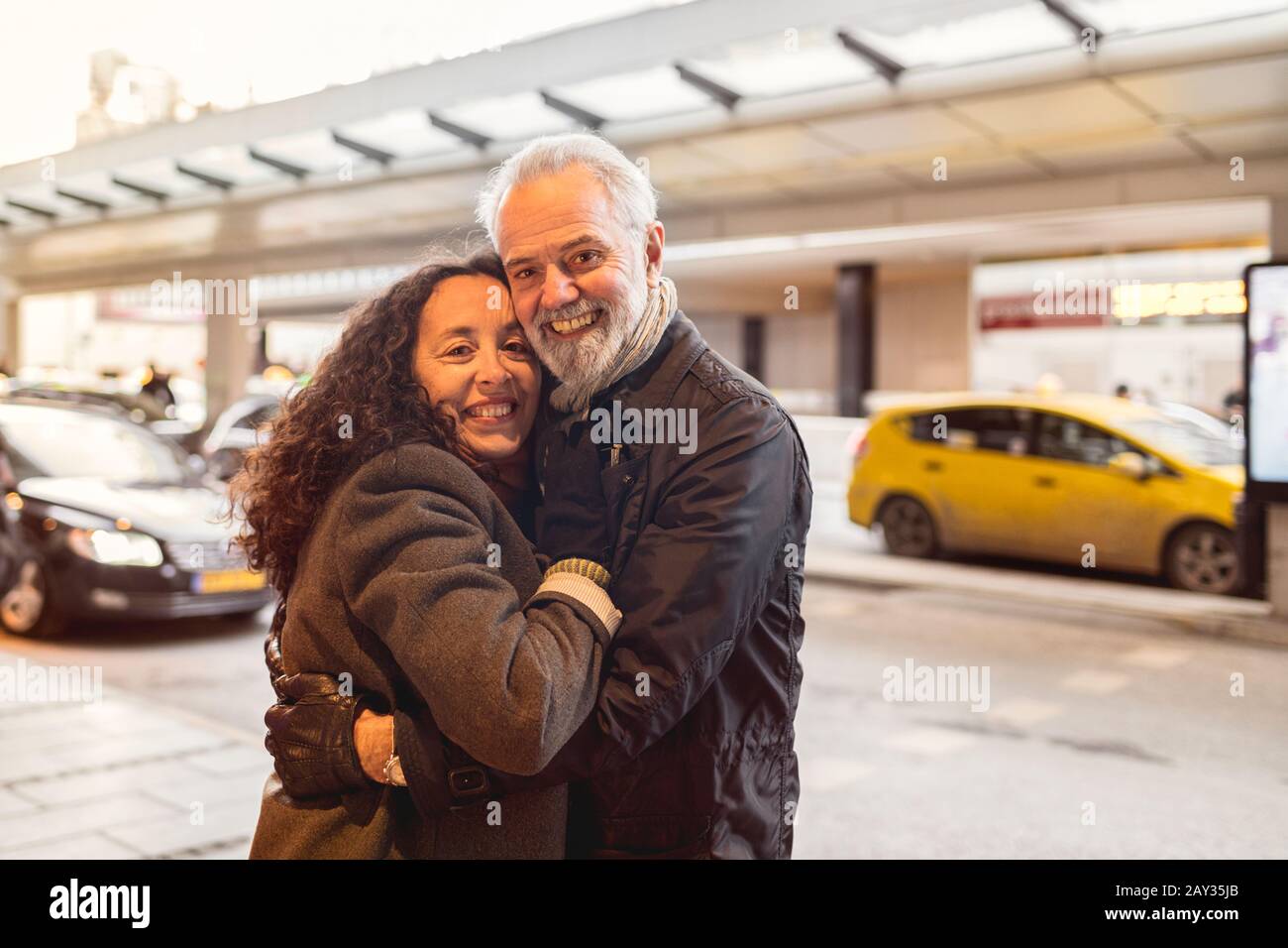 Mature couple looking at camera Banque D'Images