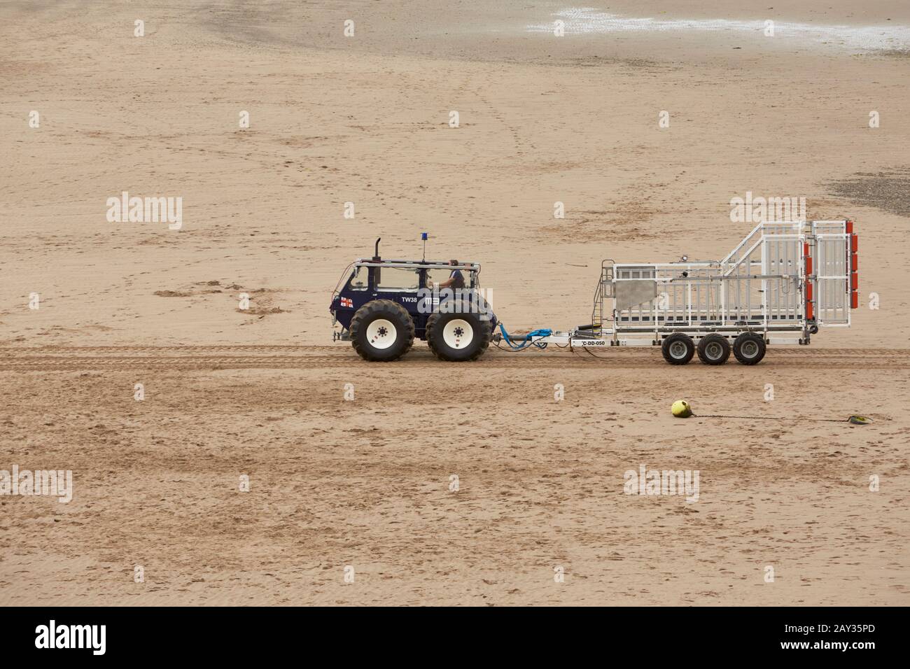 Tracteur amphibie TALUS mb 764, véhicule de lancement et de récupération  RLI remorquage d'une remorque à six roues vide sur la plage d'Abersoch sur  la côte nord du pays de galles royaume-uni