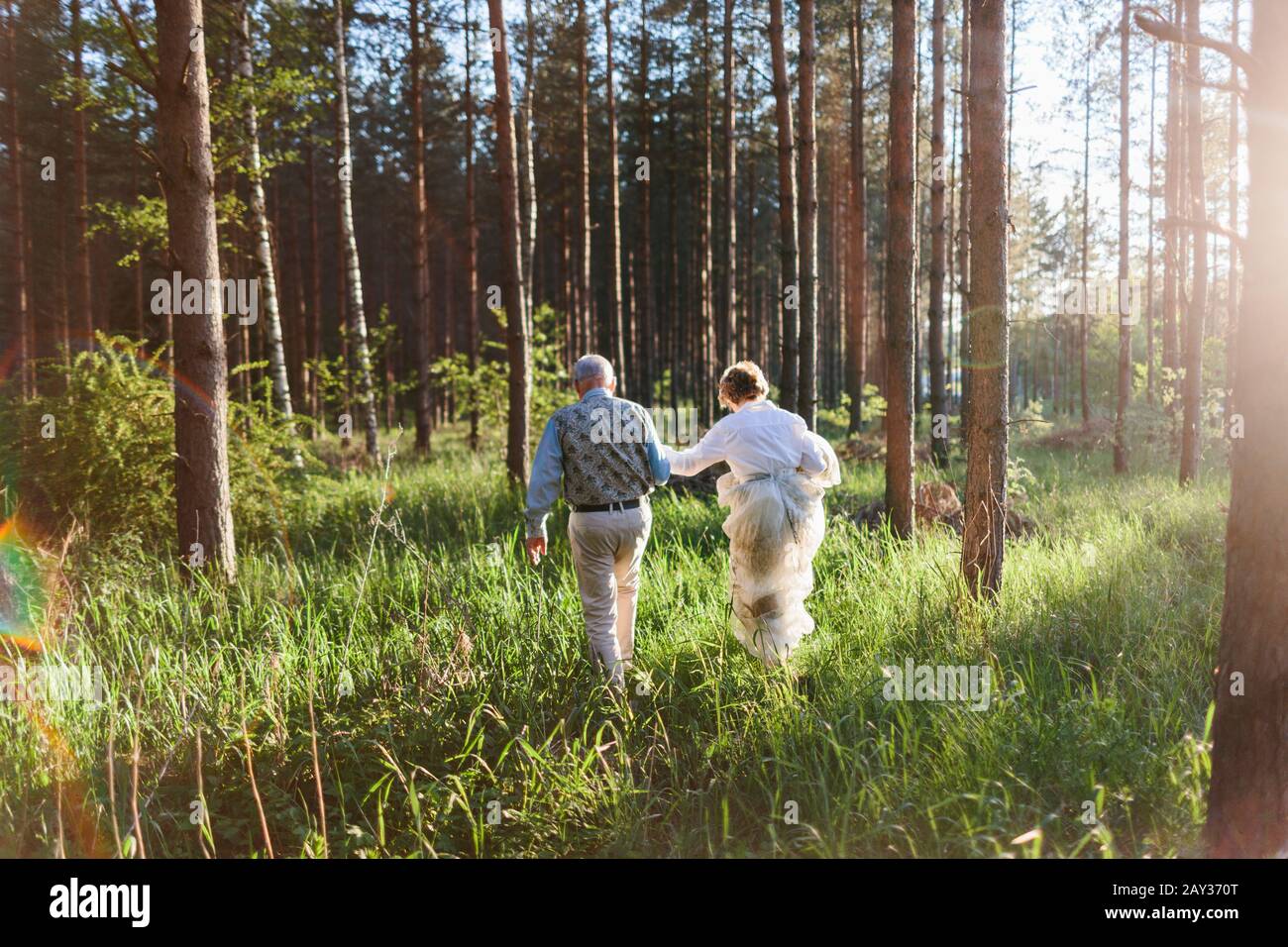 Couple in forest Banque D'Images