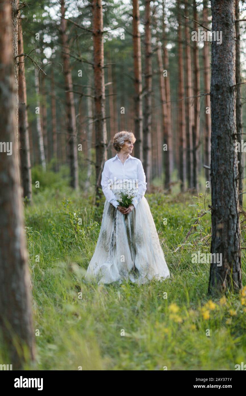 Senior woman in forest Banque D'Images