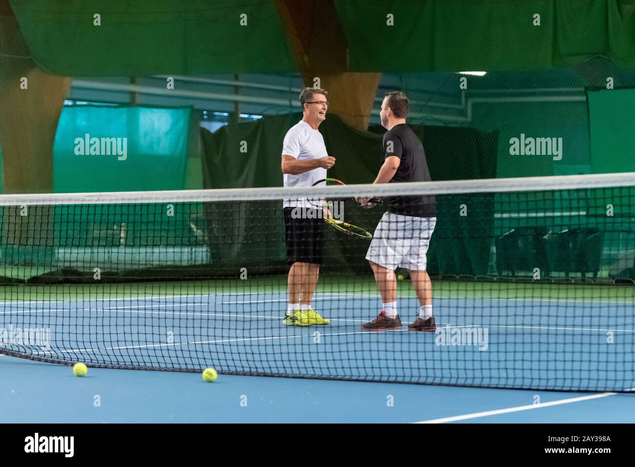 Hommes sur le court de tennis Banque D'Images