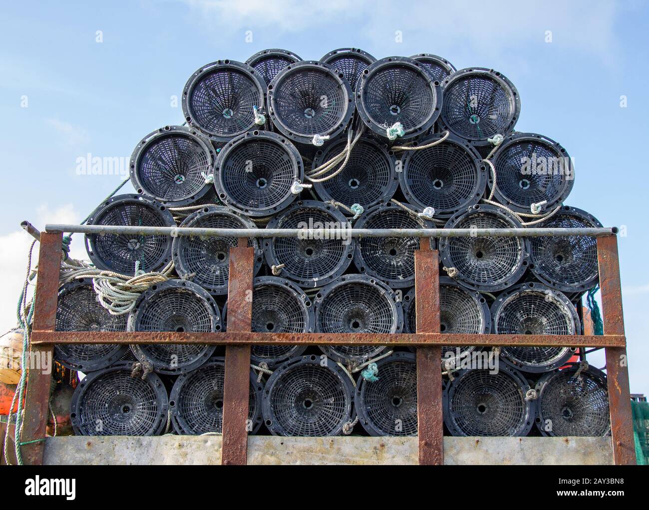 pots à crevettes empilés sur une remorque. Banque D'Images